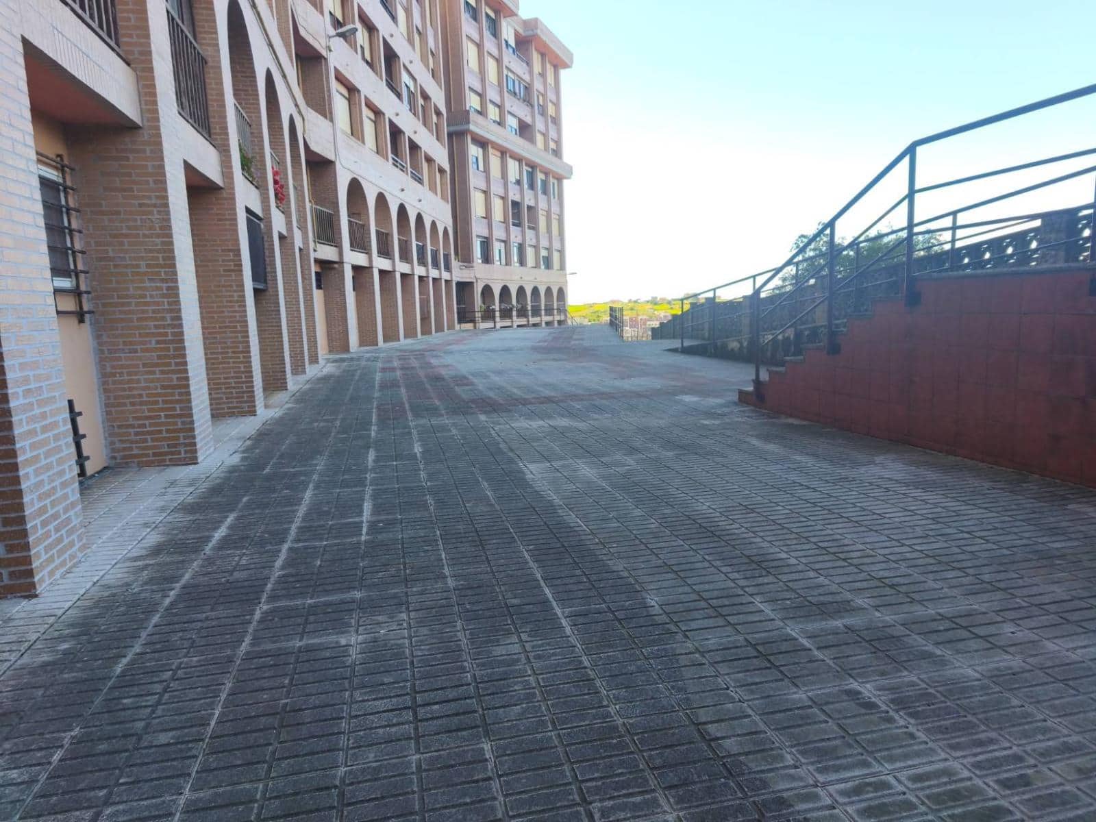 Commercial for sale in Santander - € 75,000 (Ref: 8089771)