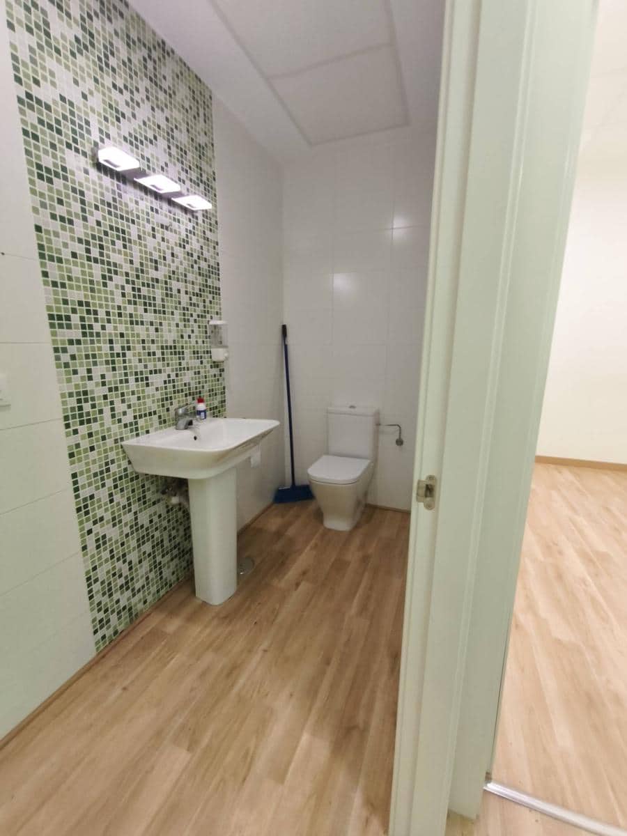 Local Commercial à louer à Santander - 2 500 € (Ref: 8988205)