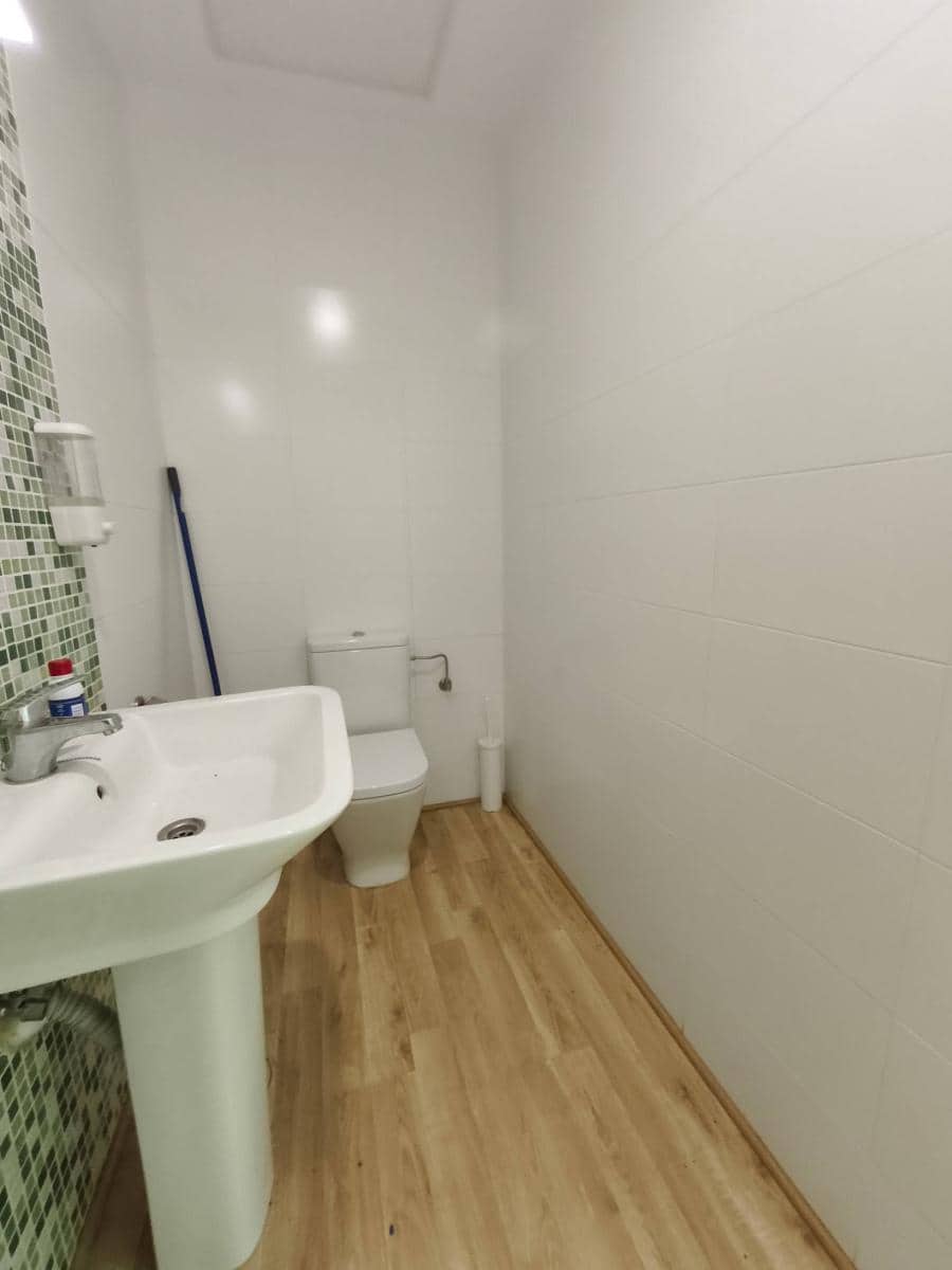 Local Commercial à louer à Santander - 2 500 € (Ref: 8988205)