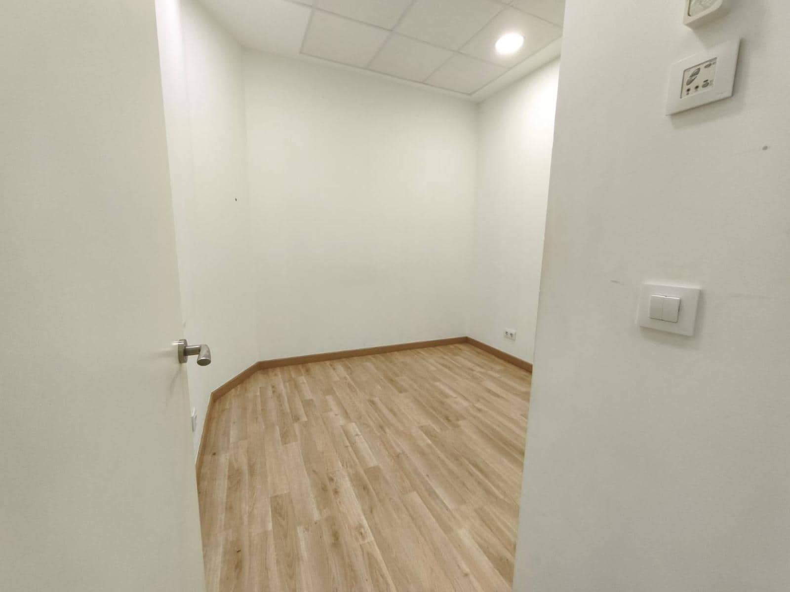 Local Commercial à louer à Santander - 2 500 € (Ref: 8988205)