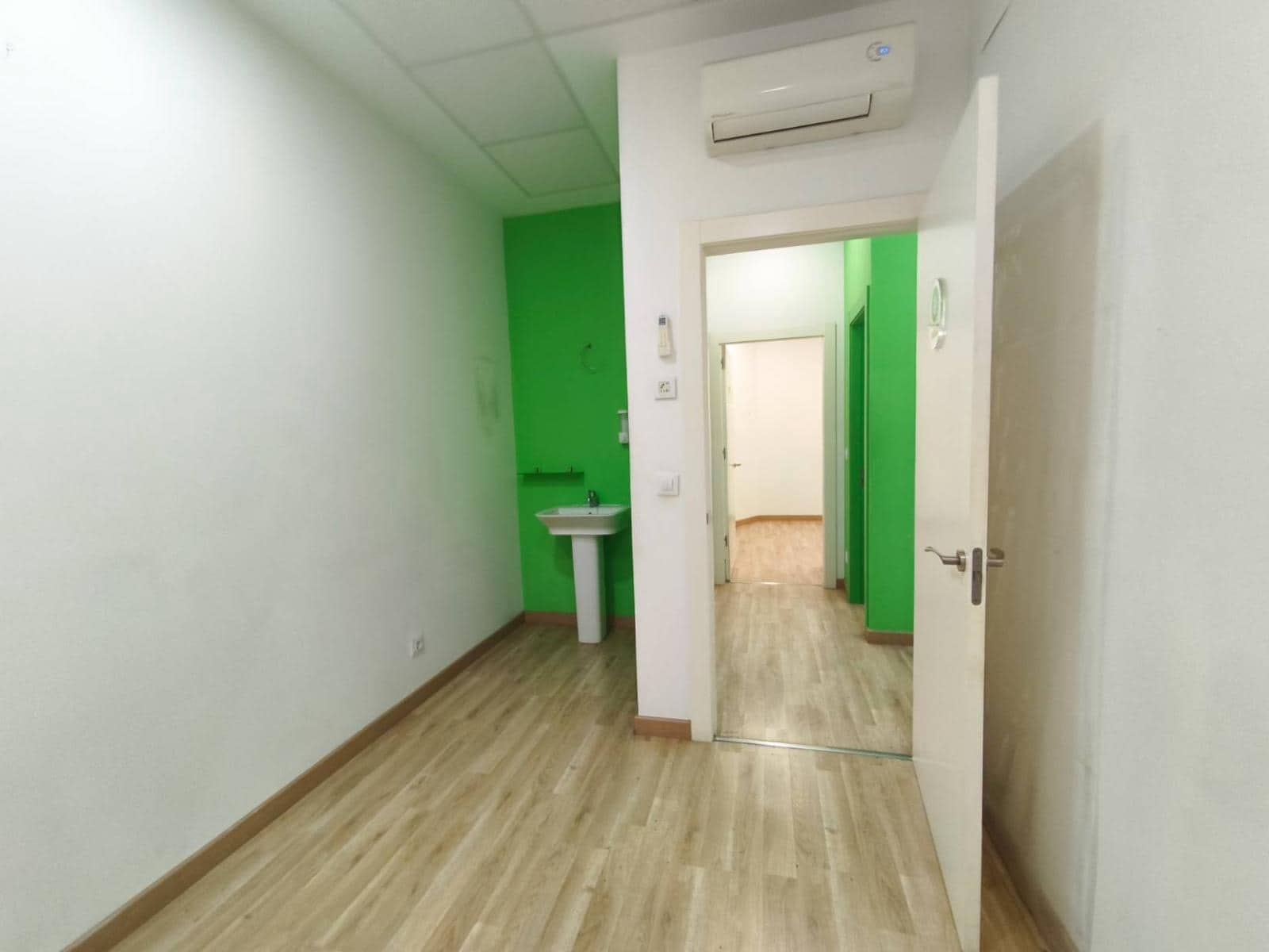 Local Commercial à louer à Santander - 2 500 € (Ref: 8988205)