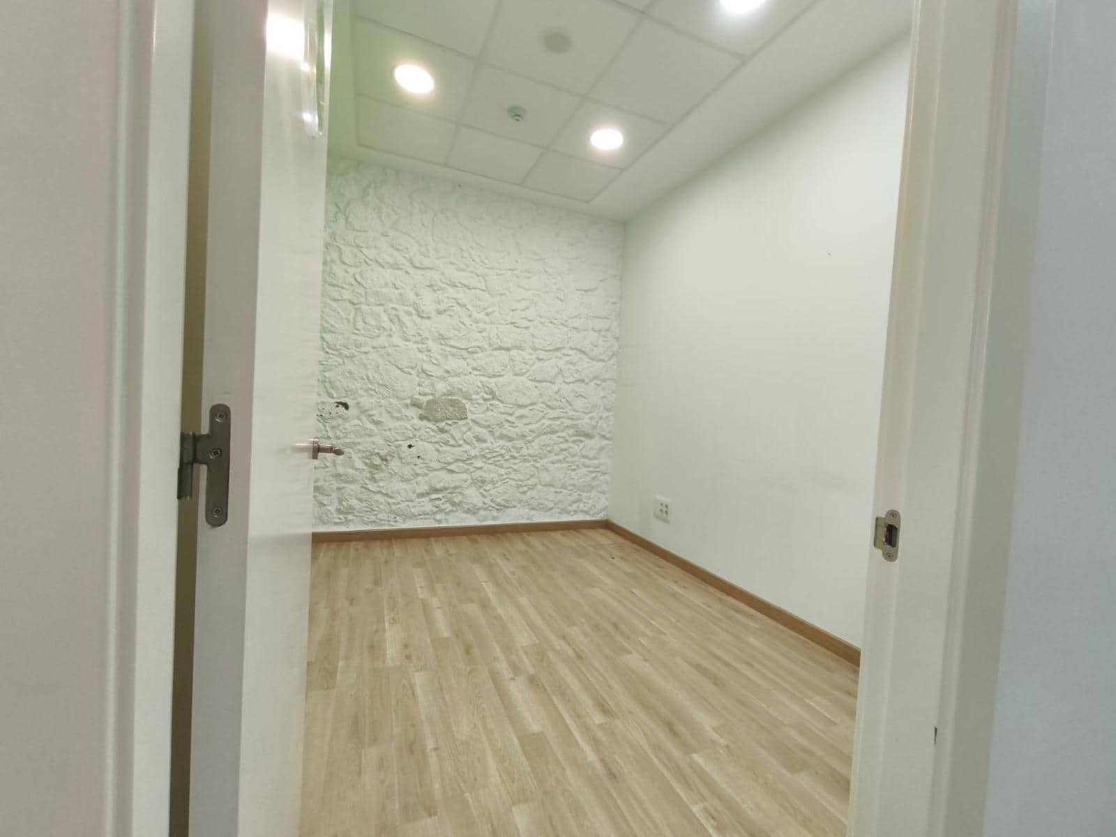 Local Commercial à louer à Santander - 2 500 € (Ref: 8988205)