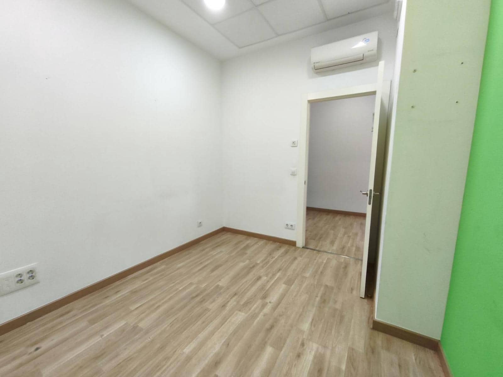Local Commercial à louer à Santander - 2 500 € (Ref: 8988205)