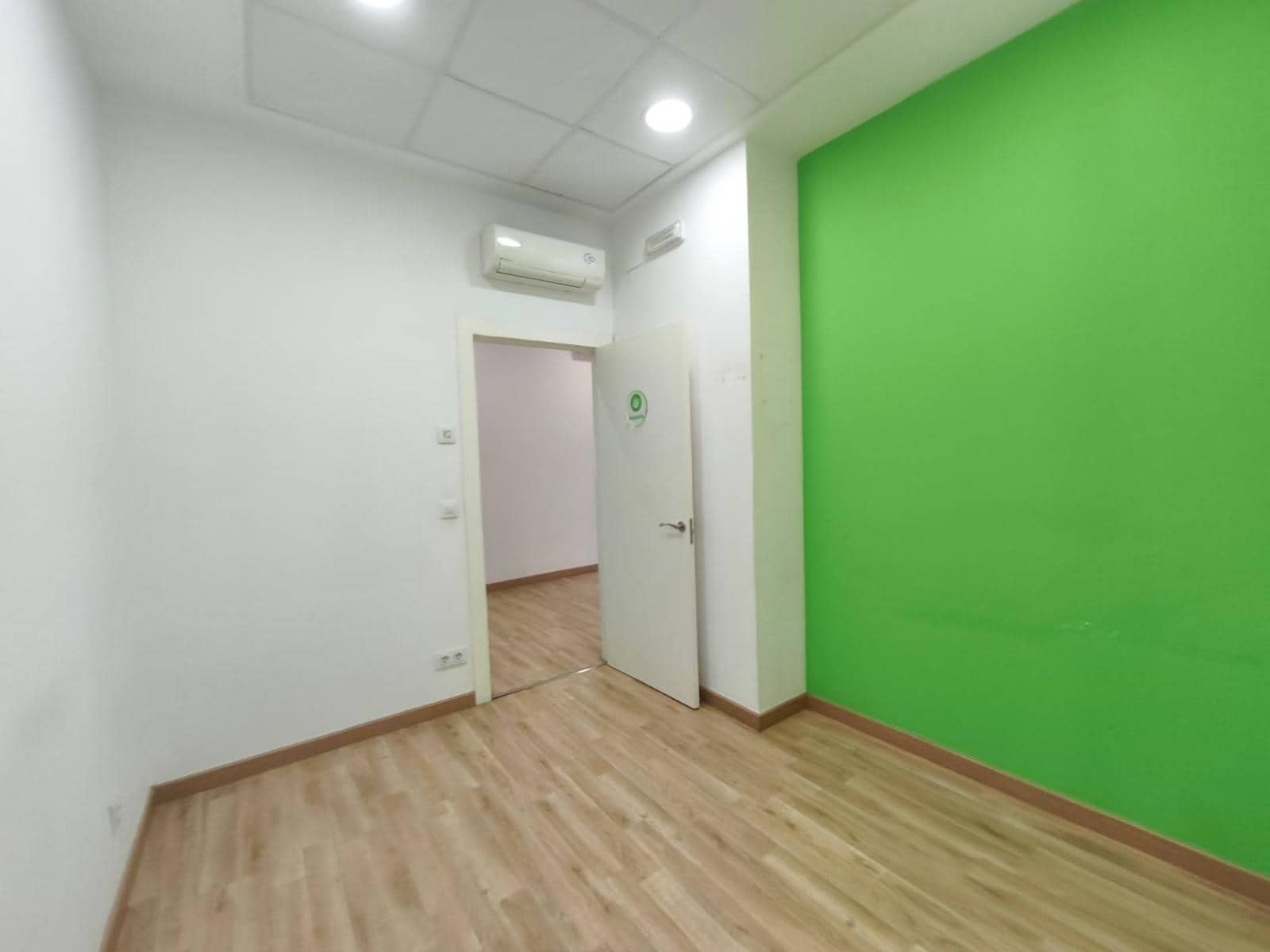 Local Commercial à louer à Santander - 2 500 € (Ref: 8988205)