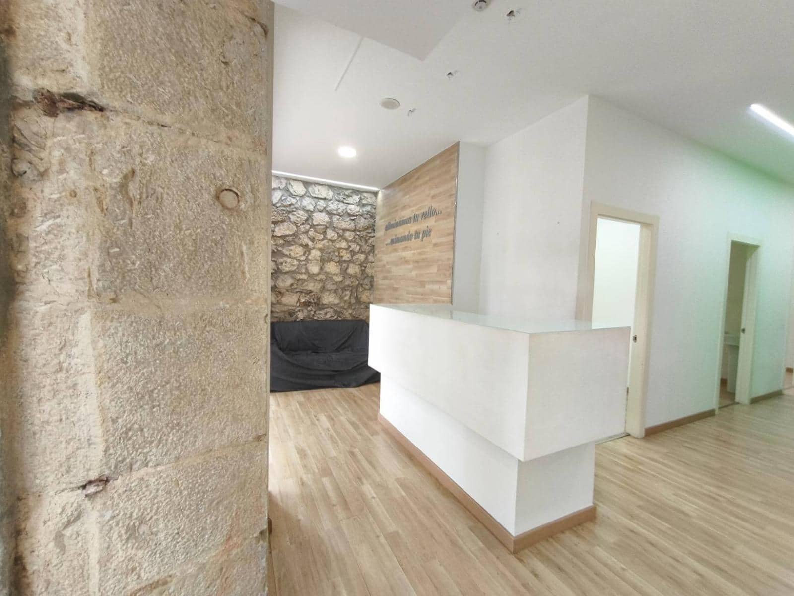 Local Commercial à louer à Santander - 2 500 € (Ref: 8988205)