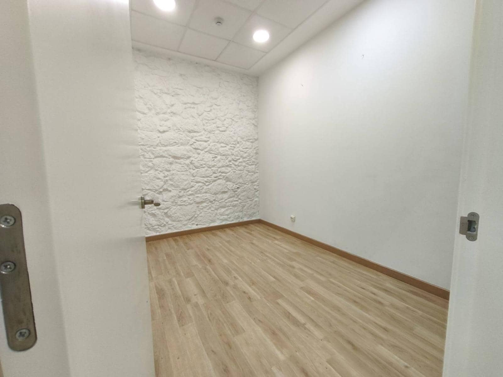 Local Commercial à louer à Santander - 2 500 € (Ref: 8988205)