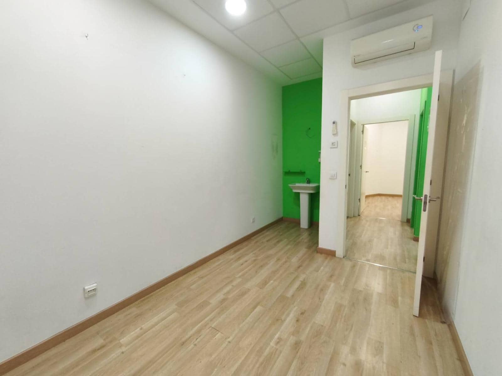 Local Commercial à louer à Santander - 2 500 € (Ref: 8988205)