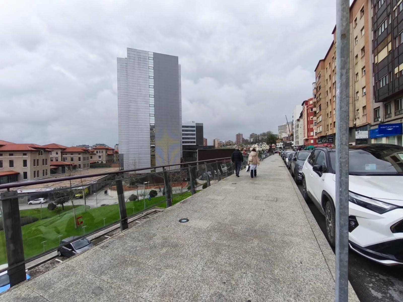 Komercyjne do wynajęcia w Santander - 1 400 € (Ref: 9378916)