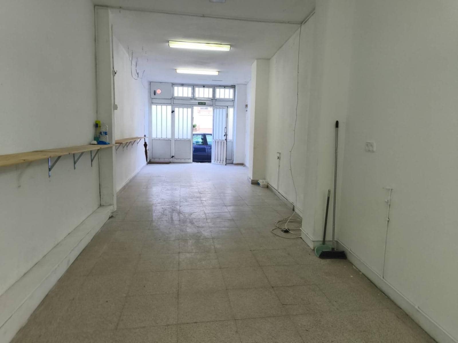 Commercial for sale in Santander - € 65,000 (Ref: 9419754)