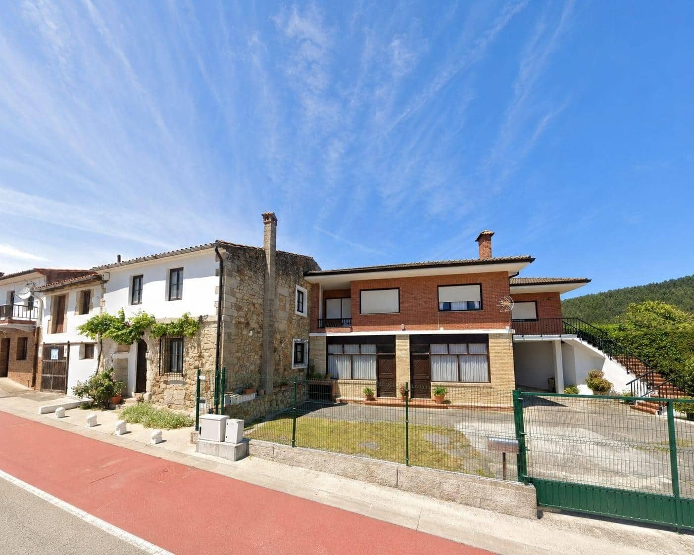 8 bedroom Semi-detached Villa for sale in Galizano - € 800,001 (Ref: 9868450)