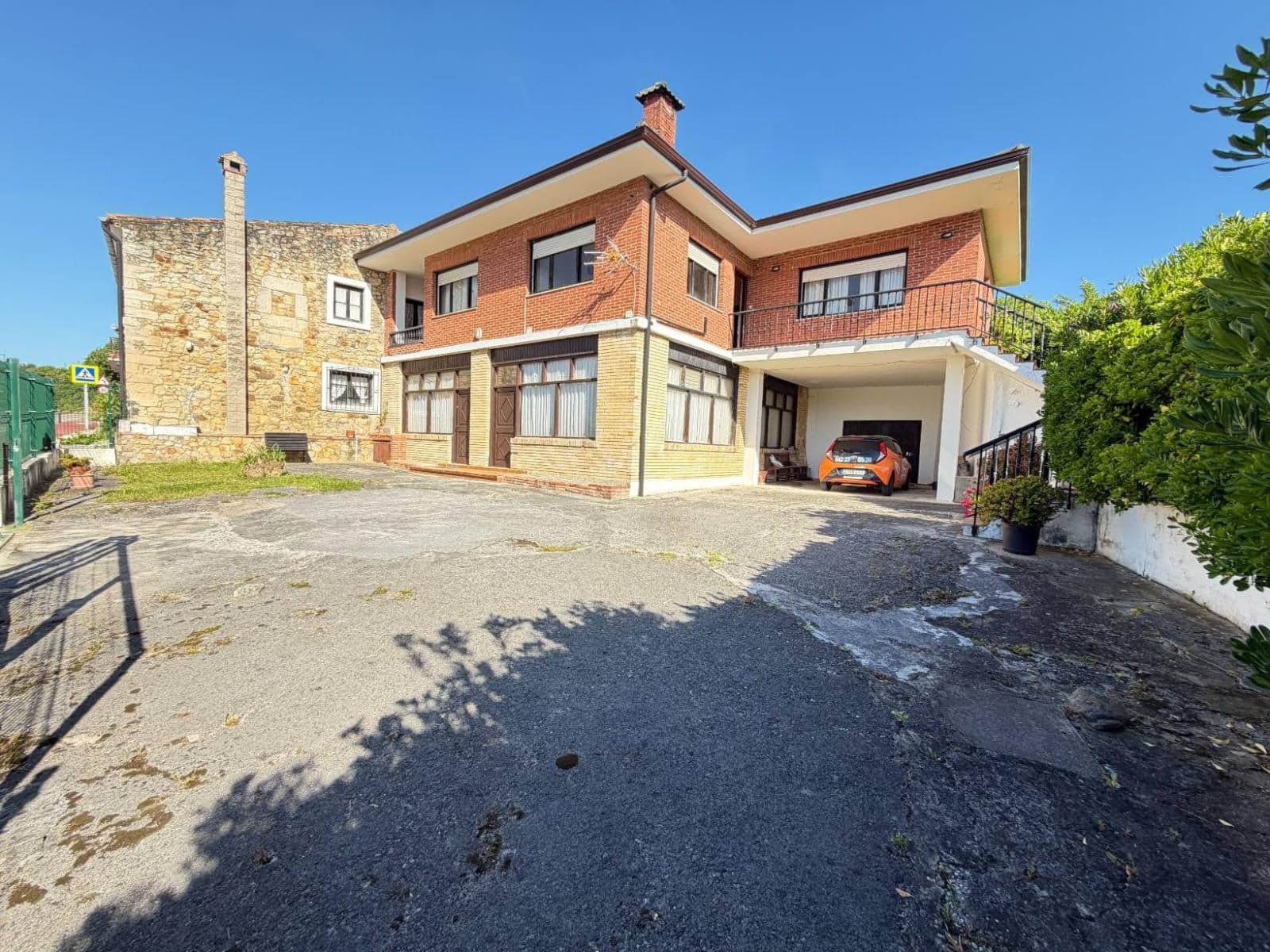 8 bedroom Semi-detached Villa for sale in Galizano - € 800,001 (Ref: 9868450)