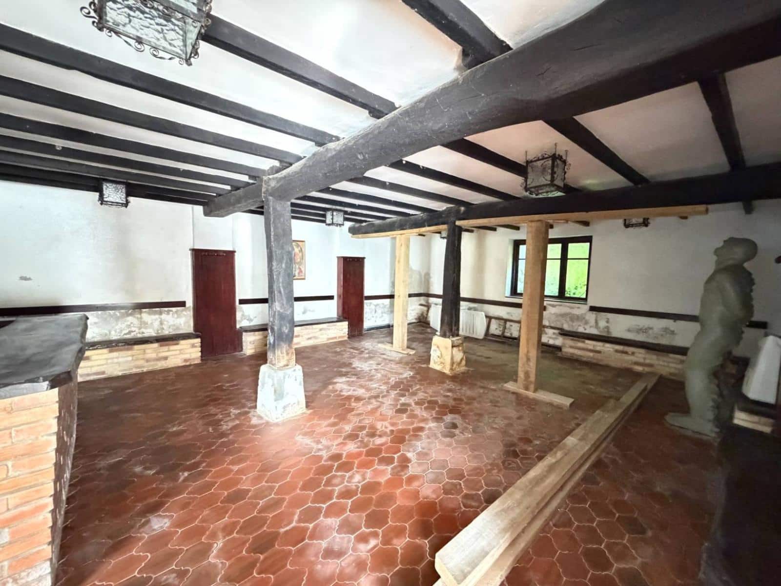 8 bedroom Semi-detached Villa for sale in Galizano - € 800,001 (Ref: 9868450)