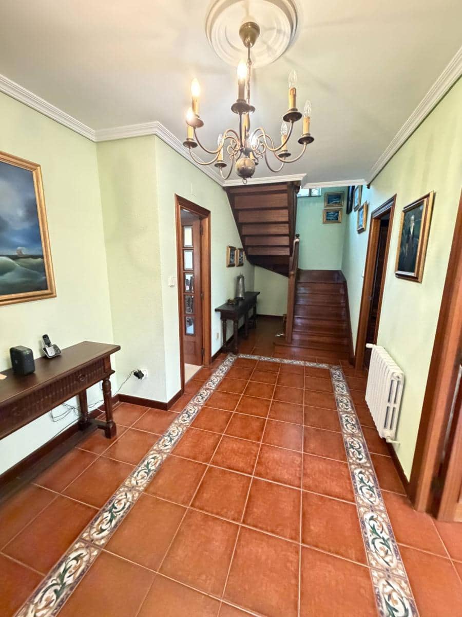4 bedroom Semi-detached Villa for sale in Torrelavega - € 490,000 (Ref: 9910484)