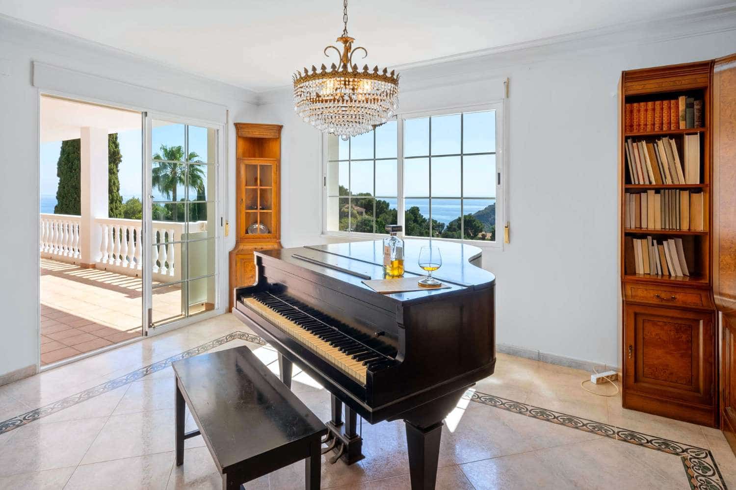 5 bedroom Villa for sale in La Herradura with pool - € 1,100,000 (Ref: 9410662)