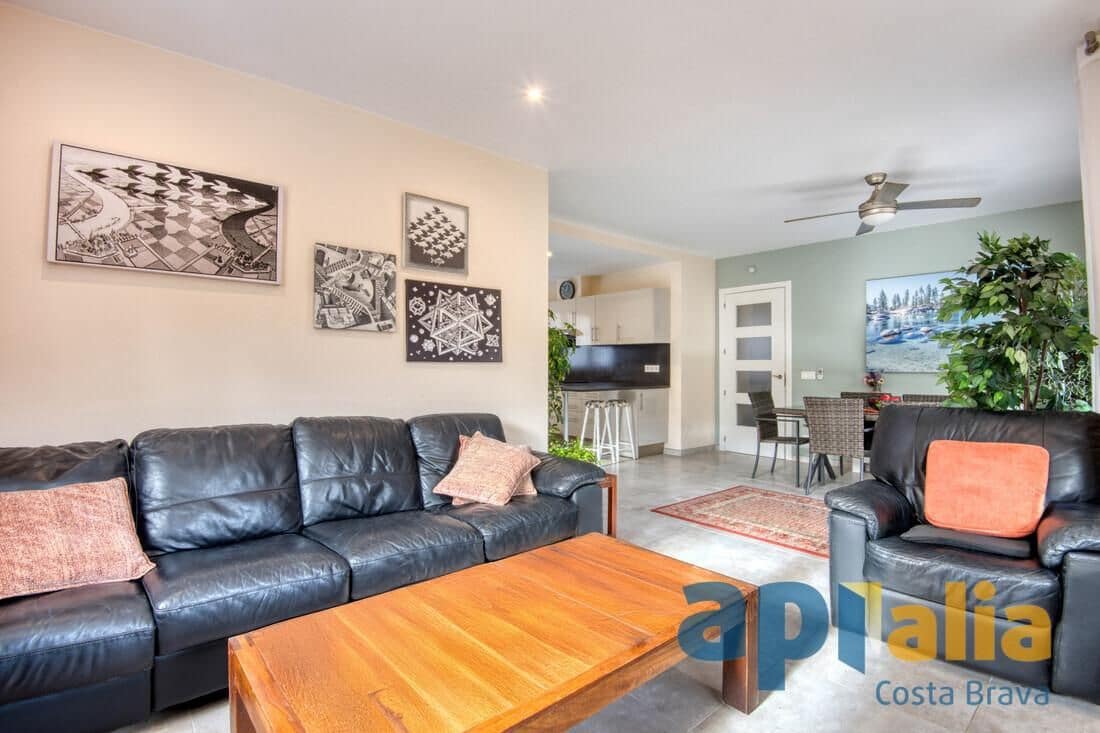 3 bedroom Villa for sale in Santa Cristina d'Aro - € 795,000 (Ref: 9528999)