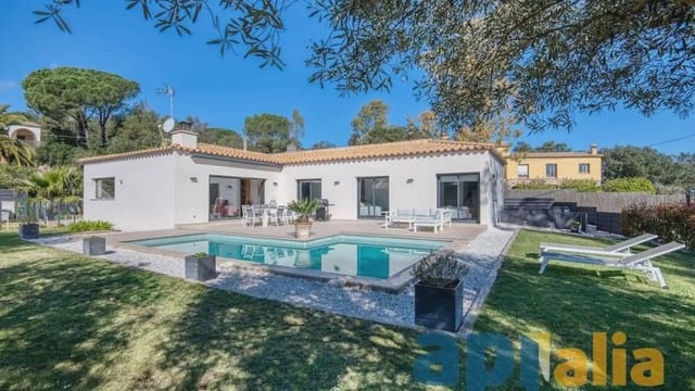 4 chambre Villa/Maison à vendre à Castell d'Aro, Castell-Platja d'Aro avec piscine - 790 000 € (Ref: 9733587)