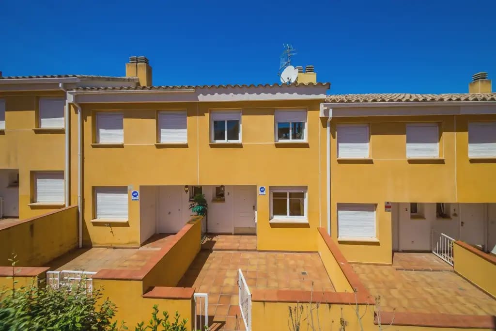 3 sypialnia Dom na sprzedaż w Castell d'Aro z basenem garażem - 360 000 € (Ref: 9904697)
