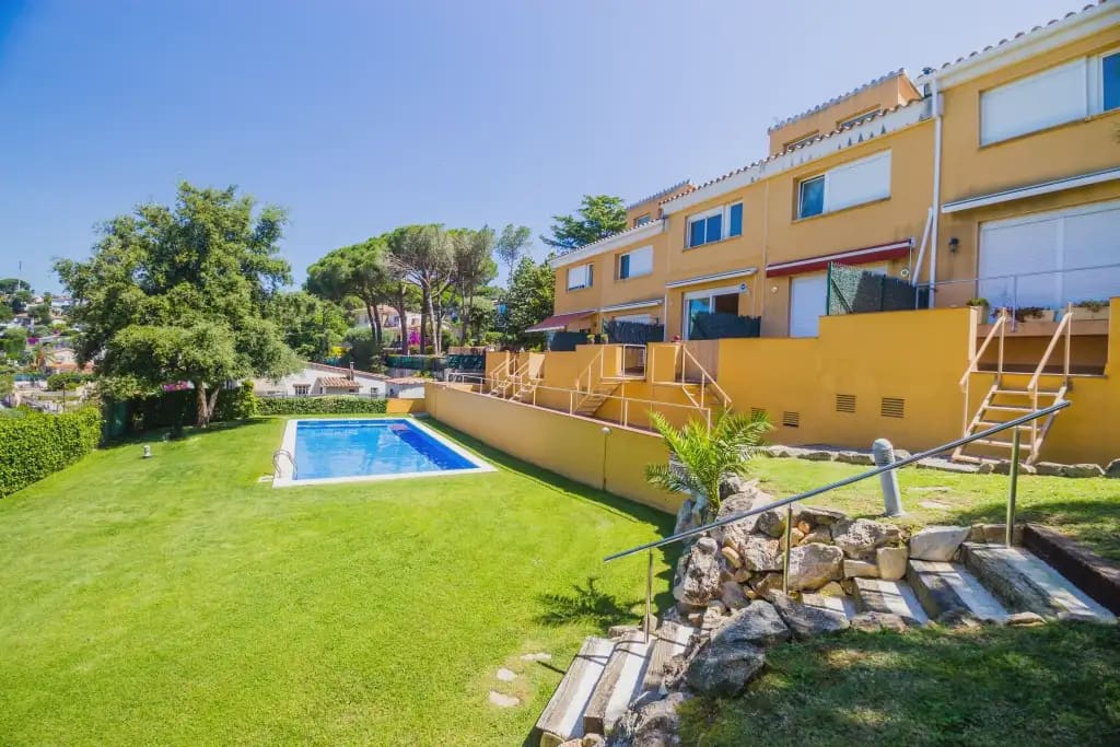 3 sypialnia Dom na sprzedaż w Castell d'Aro z basenem garażem - 360 000 € (Ref: 9904697)