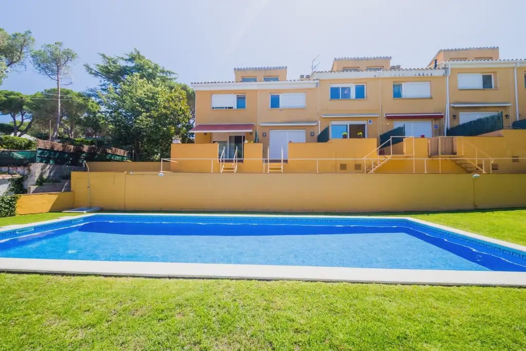 3 sypialnia Dom na sprzedaż w Castell d'Aro z basenem garażem - 360 000 € (Ref: 9904697)