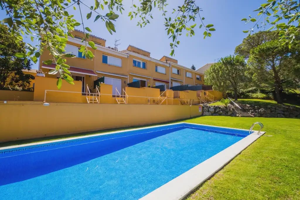 3 sypialnia Dom na sprzedaż w Castell d'Aro z basenem garażem - 360 000 € (Ref: 9904697)