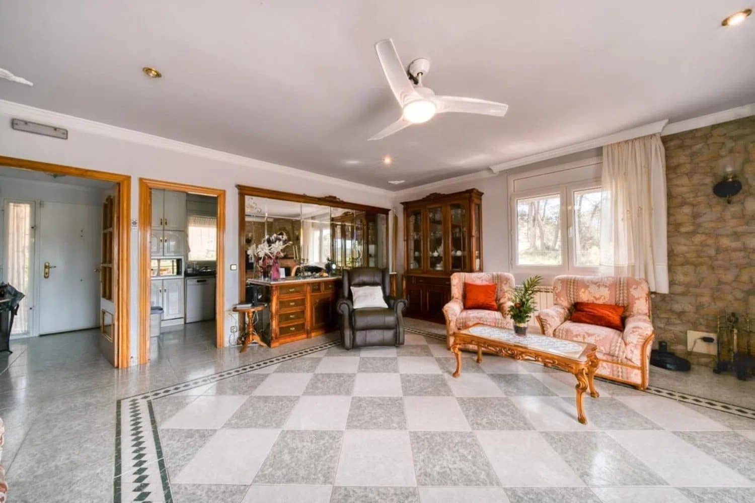 9 bedroom Villa for sale in Vidreres with garage - € 383,500 (Ref: 10004711)