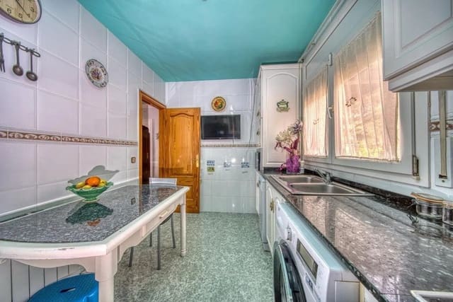 9 bedroom Villa for sale in Vidreres with garage - € 383,500 (Ref: 10004711)