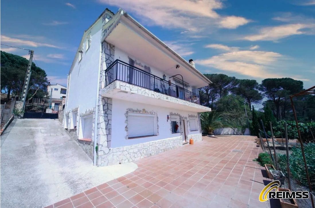 9 bedroom Villa for sale in Vidreres with garage - € 383,500 (Ref: 10004711)