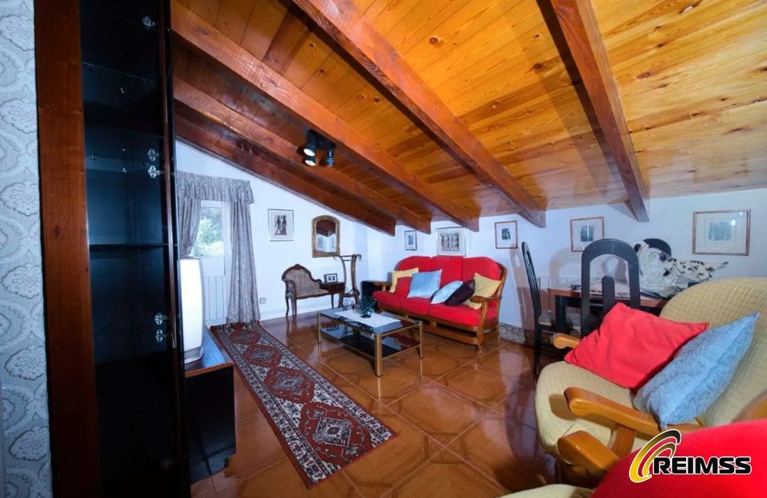9 bedroom Villa for sale in Vidreres with garage - € 383,500 (Ref: 10004711)