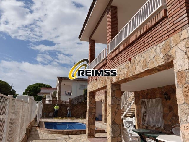 Chalet de 7 habitaciones en Lloret de Mar en venta con piscina garaje - 490.000 € (Ref: 10031317)