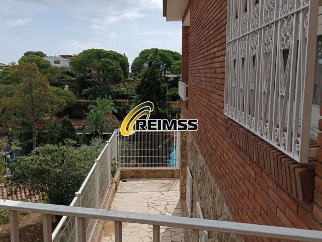 Chalet de 7 habitaciones en Canyelles, Lloret de Mar en venta con piscina garaje - 490.000 € (Ref: 10031317)