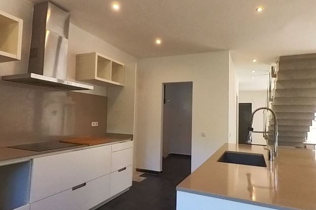4 makuuhuone Huvila myytävänä paikassa Montgoda, Lloret de Mar mukana 
autotalli - 913 500 € (Ref: 10121046)