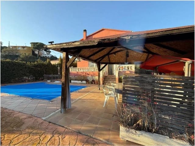 3 soveværelse Villa til salg i Urbanitzacions del Nord, Lloret de Mar med swimmingpool garage - € 325.000 (Ref: 10160247)