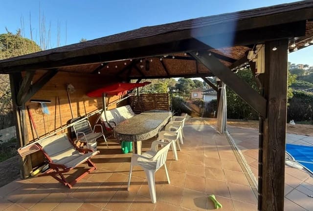 3 soveværelse Villa til salg i Urbanitzacions del Nord, Lloret de Mar med swimmingpool garage - € 325.000 (Ref: 10160247)