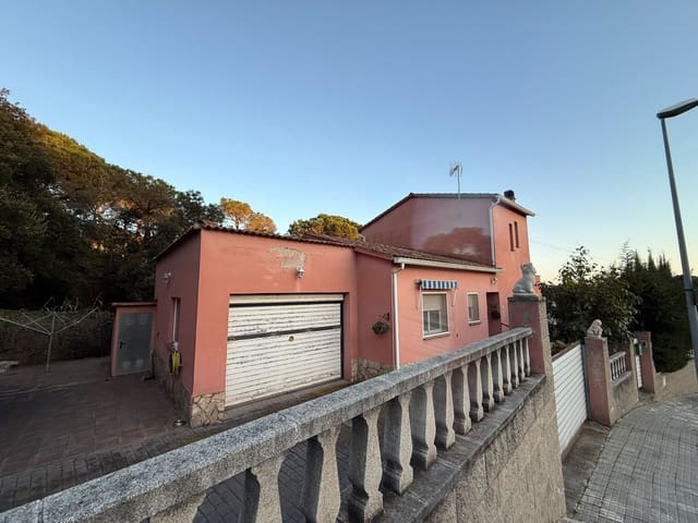 3 makuuhuone Huvila myytävänä paikassa Urbanitzacions del Nord, Lloret de Mar mukana uima-altaan 
autotalli - 325 000 € (Ref: 10160247)