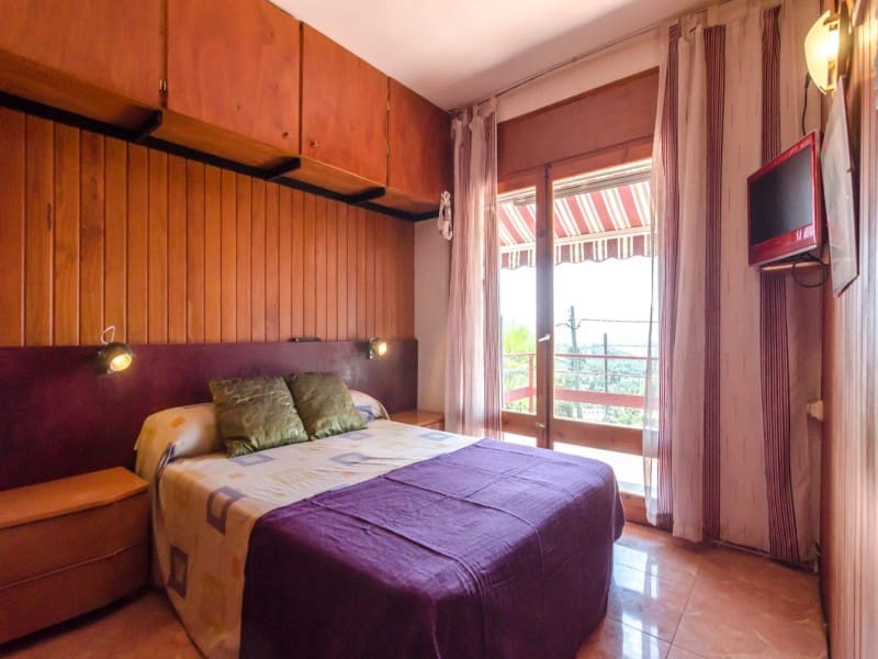 3 bedroom Villa for sale in Lloret de Mar with garage - € 390,000 (Ref: 5236416)