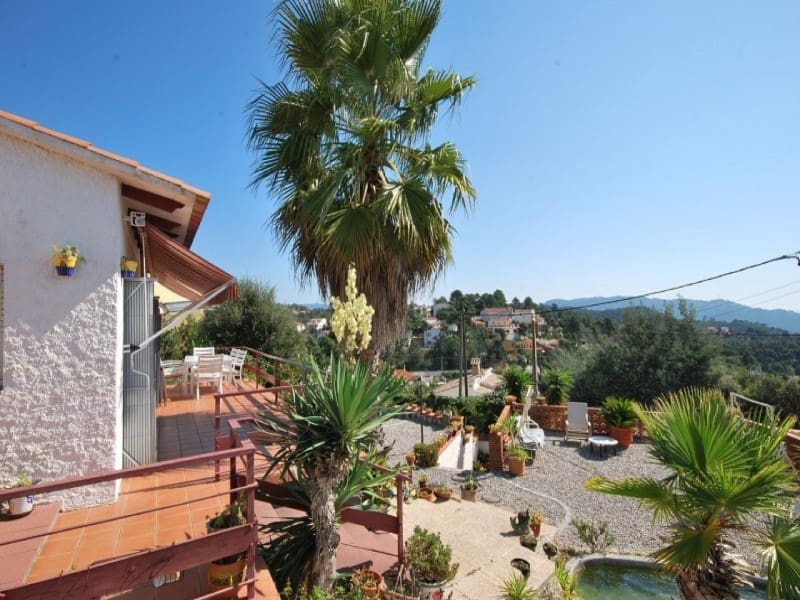 3 bedroom Villa for sale in Lloret de Mar with garage - € 390,000 (Ref: 5236416)