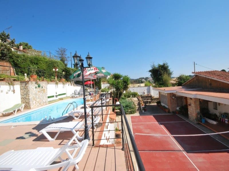 3 bedroom Villa for sale in Lloret de Mar with garage - € 390,000 (Ref: 5236416)