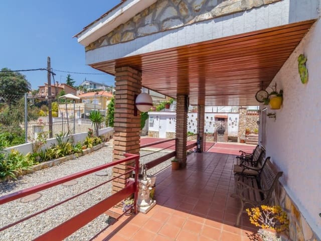 3 bedroom Villa for sale in Urbanitzacions del Nord, Lloret de Mar with garage - € 390,000 (Ref: 5236416)