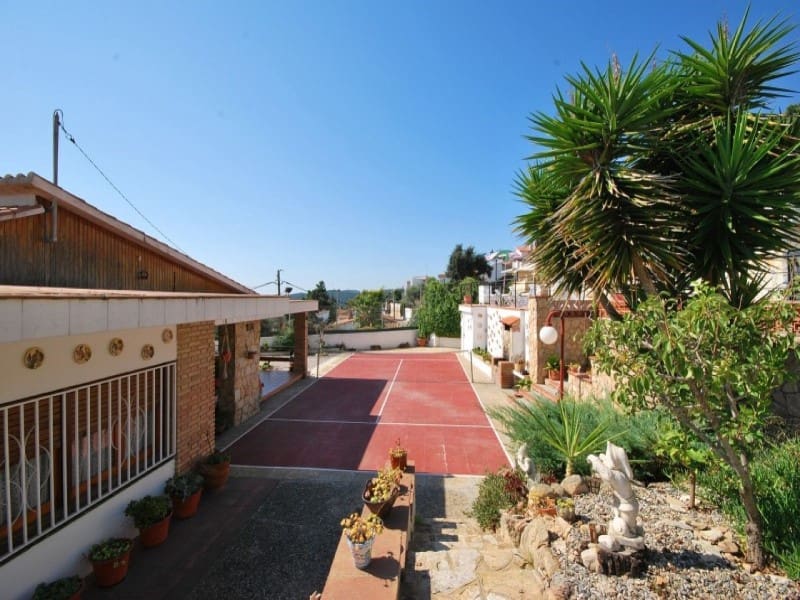 3 bedroom Villa for sale in Lloret de Mar with garage - € 390,000 (Ref: 5236416)