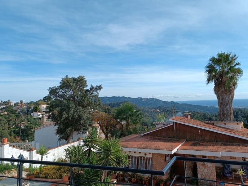 3 bedroom Villa for sale in Lloret de Mar with garage - € 390,000 (Ref: 5236416)