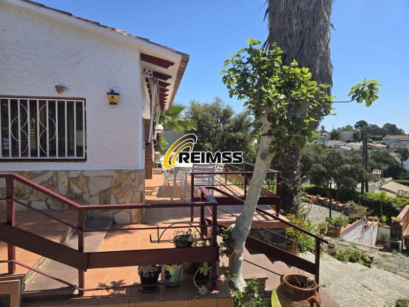 3 bedroom Villa for sale in Lloret de Mar with garage - € 390,000 (Ref: 5236416)
