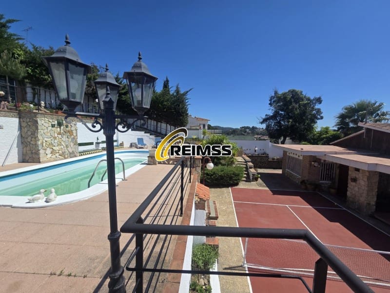 3 bedroom Villa for sale in Lloret de Mar with garage - € 390,000 (Ref: 5236416)