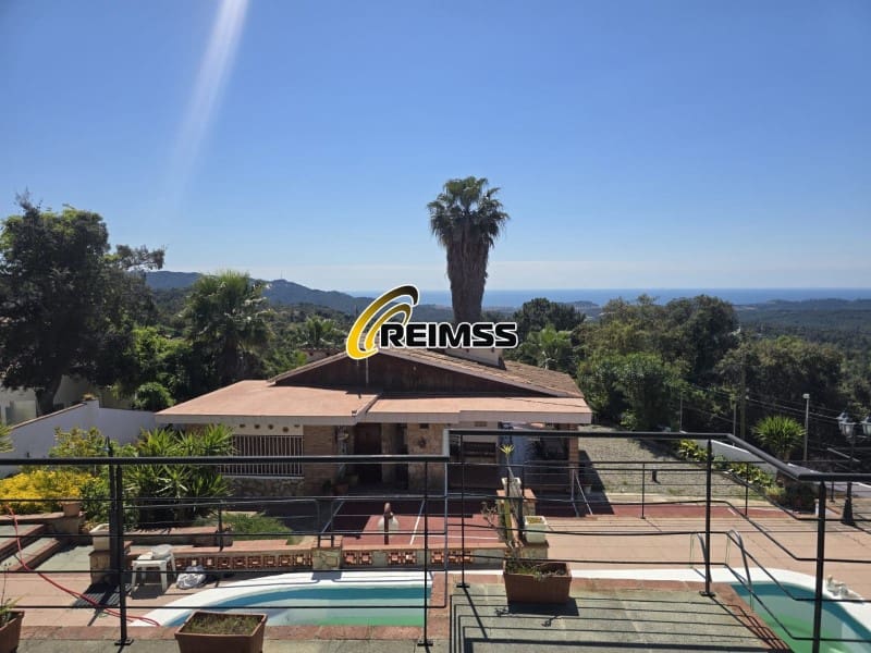 3 bedroom Villa for sale in Lloret de Mar with garage - € 390,000 (Ref: 5236416)