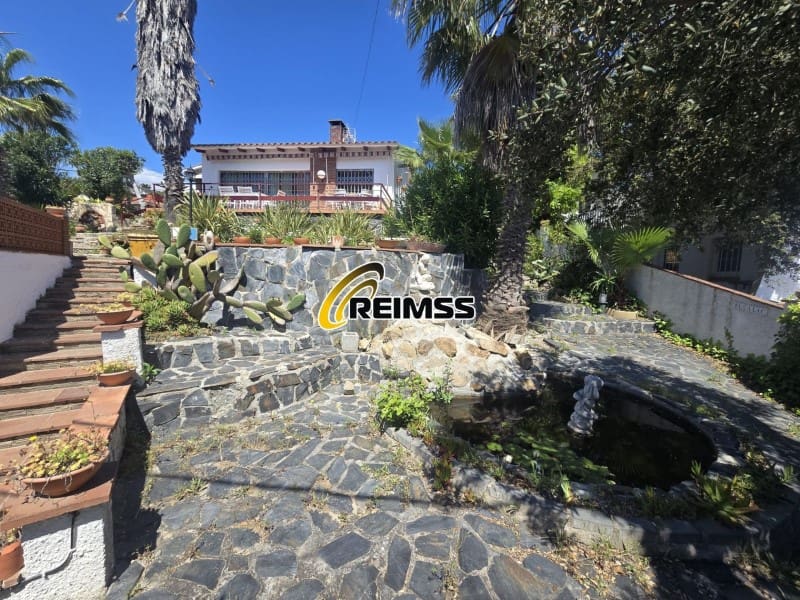 3 bedroom Villa for sale in Lloret de Mar with garage - € 390,000 (Ref: 5236416)