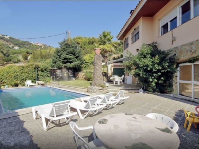 7 soverom Villa til salgs i Roca Grossa, Lloret de Mar med garasje - € 595 000 (Ref: 5236631)