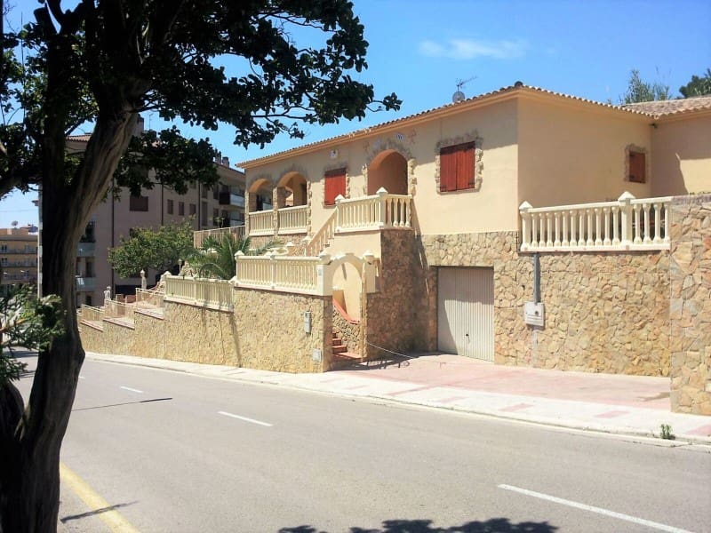 Chalet de 3 habitaciones en Lloret de Mar en venta con piscina garaje - 611.500 € (Ref: 5236682)