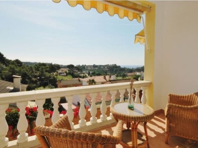6 slaapkamer Villa te koop in Centre, Lloret de Mar met zwembad garage - € 749.000 (Ref: 5236686)