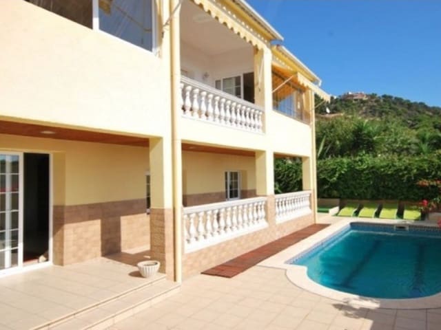 6 slaapkamer Villa te koop in Centre, Lloret de Mar met zwembad garage - € 749.000 (Ref: 5236686)
