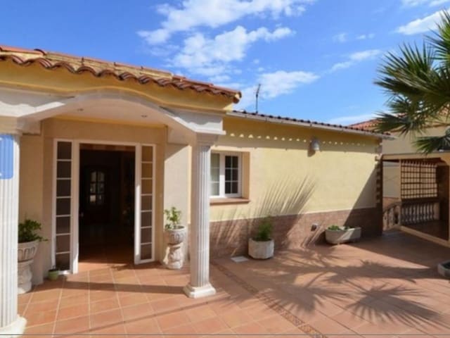 6 slaapkamer Villa te koop in Centre, Lloret de Mar met zwembad garage - € 749.000 (Ref: 5236686)