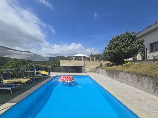 4 bedroom Villa for sale in Centre, Lloret de Mar with garage - € 367,000 (Ref: 5338210)